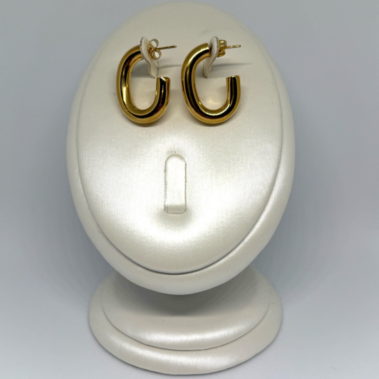 C stud earrings gold