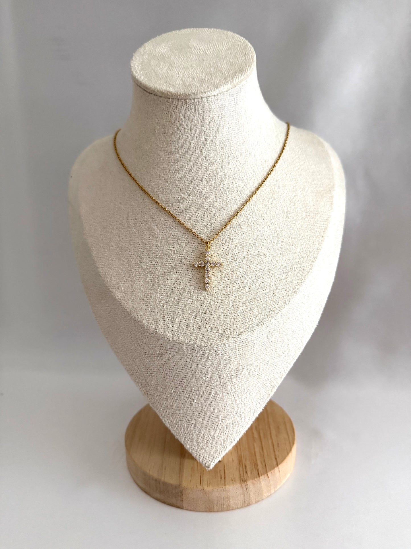 Diamond cross necklace gold