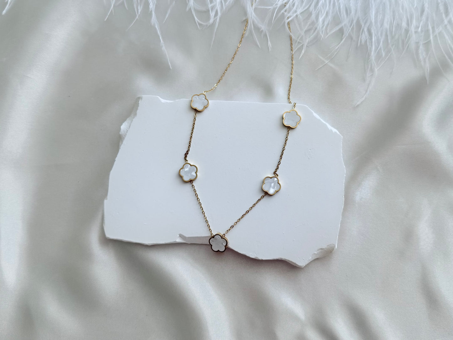 Flower necklace white