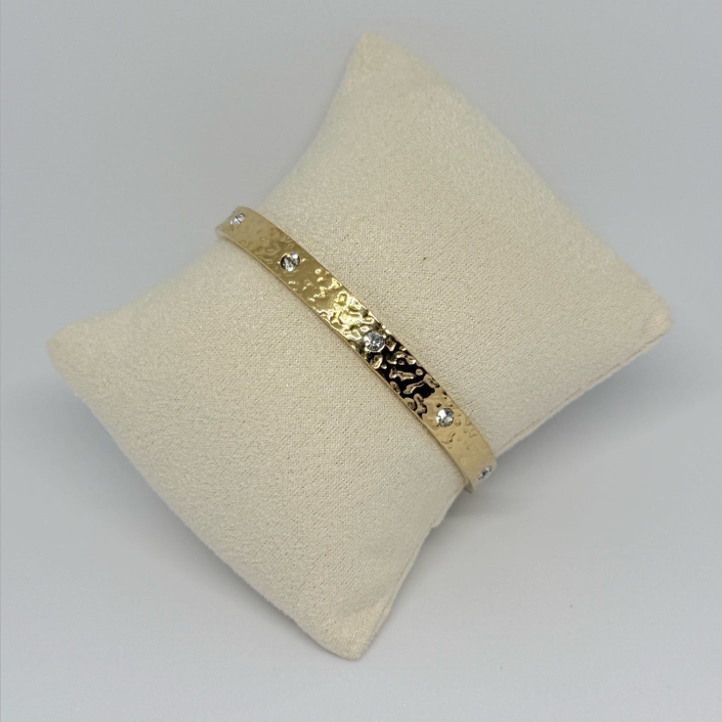 Hammered diamond dot bangle gold