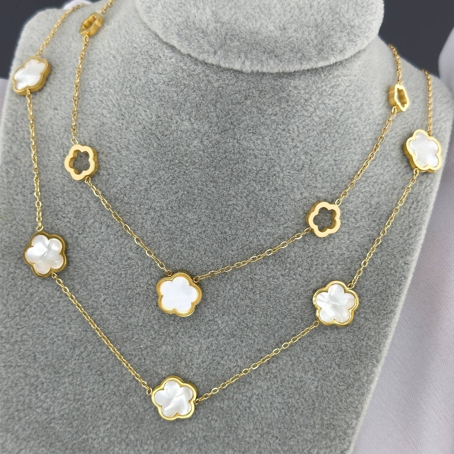 Flower necklace white