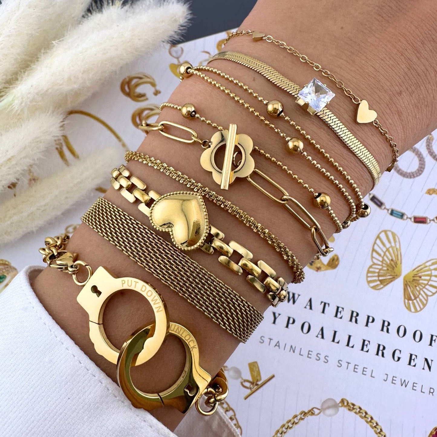 Handcuff bracelet-gold