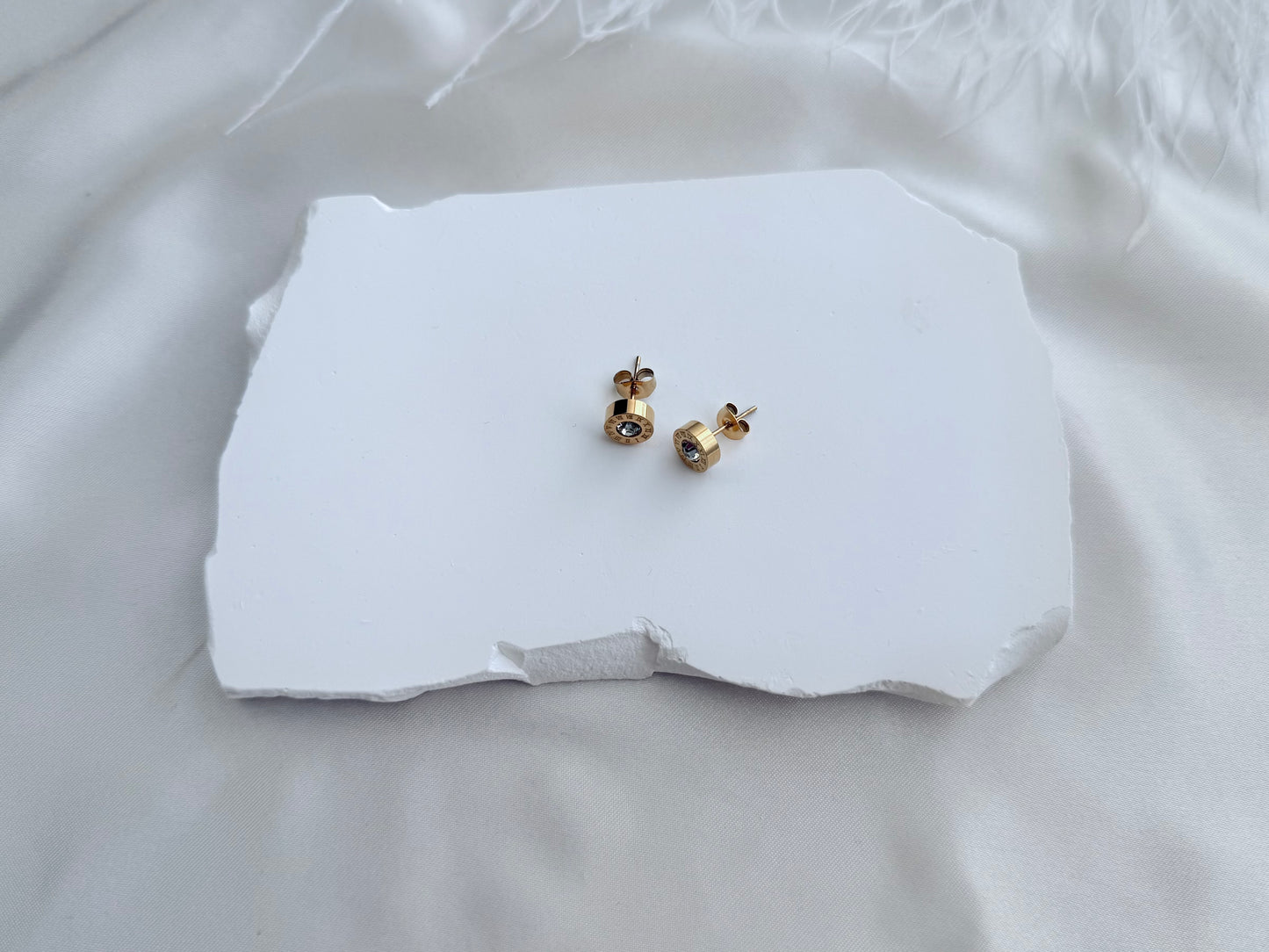 Roman numerals stud-gold