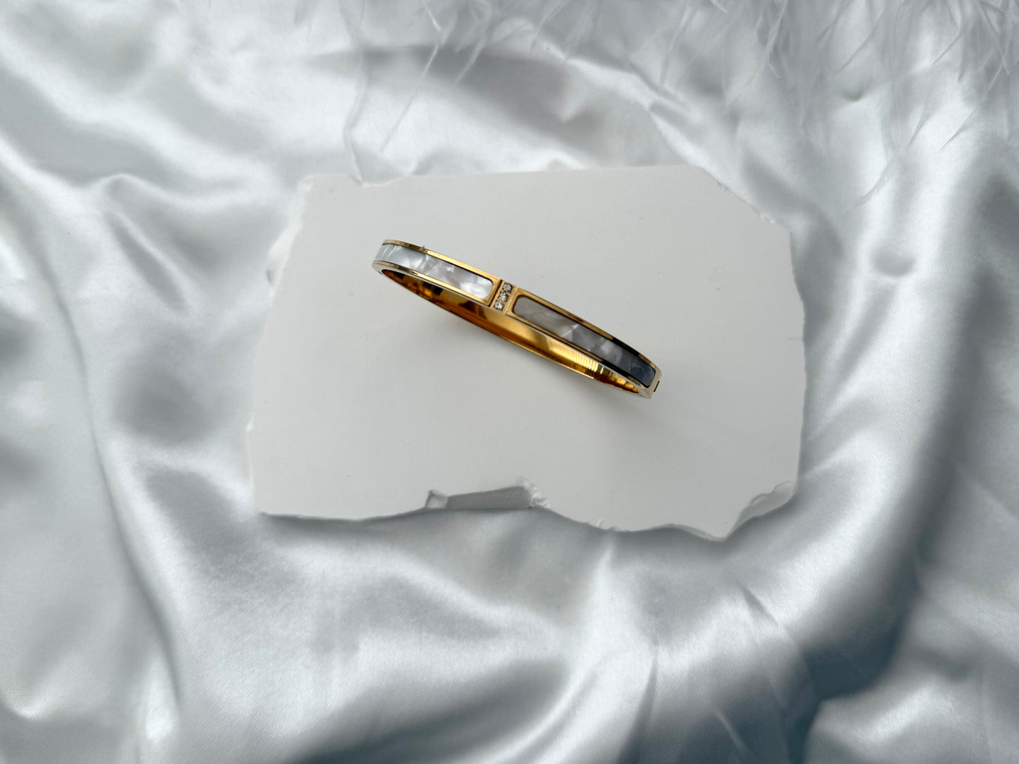 Clamshell gold bangle