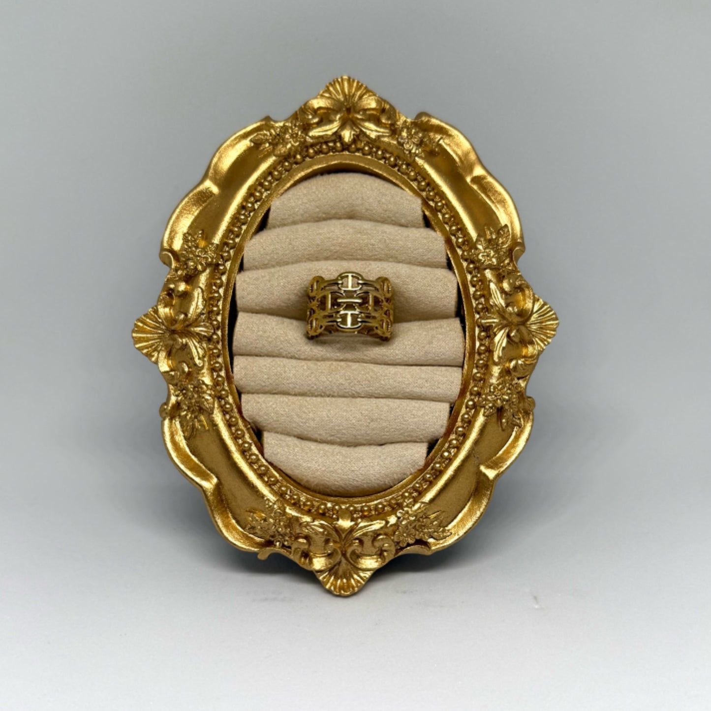D pattern ring gold
