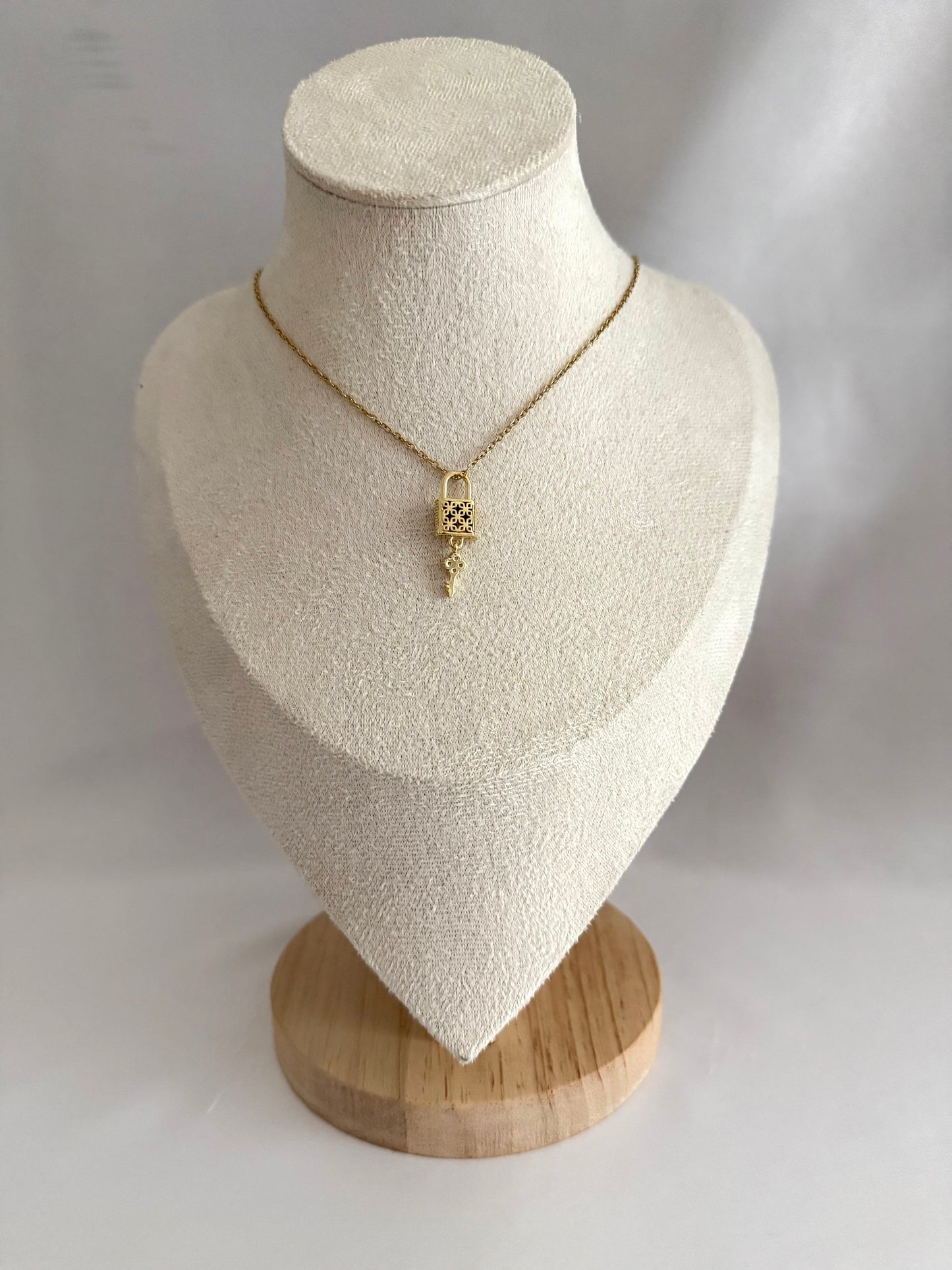 Padlock & key necklace gold