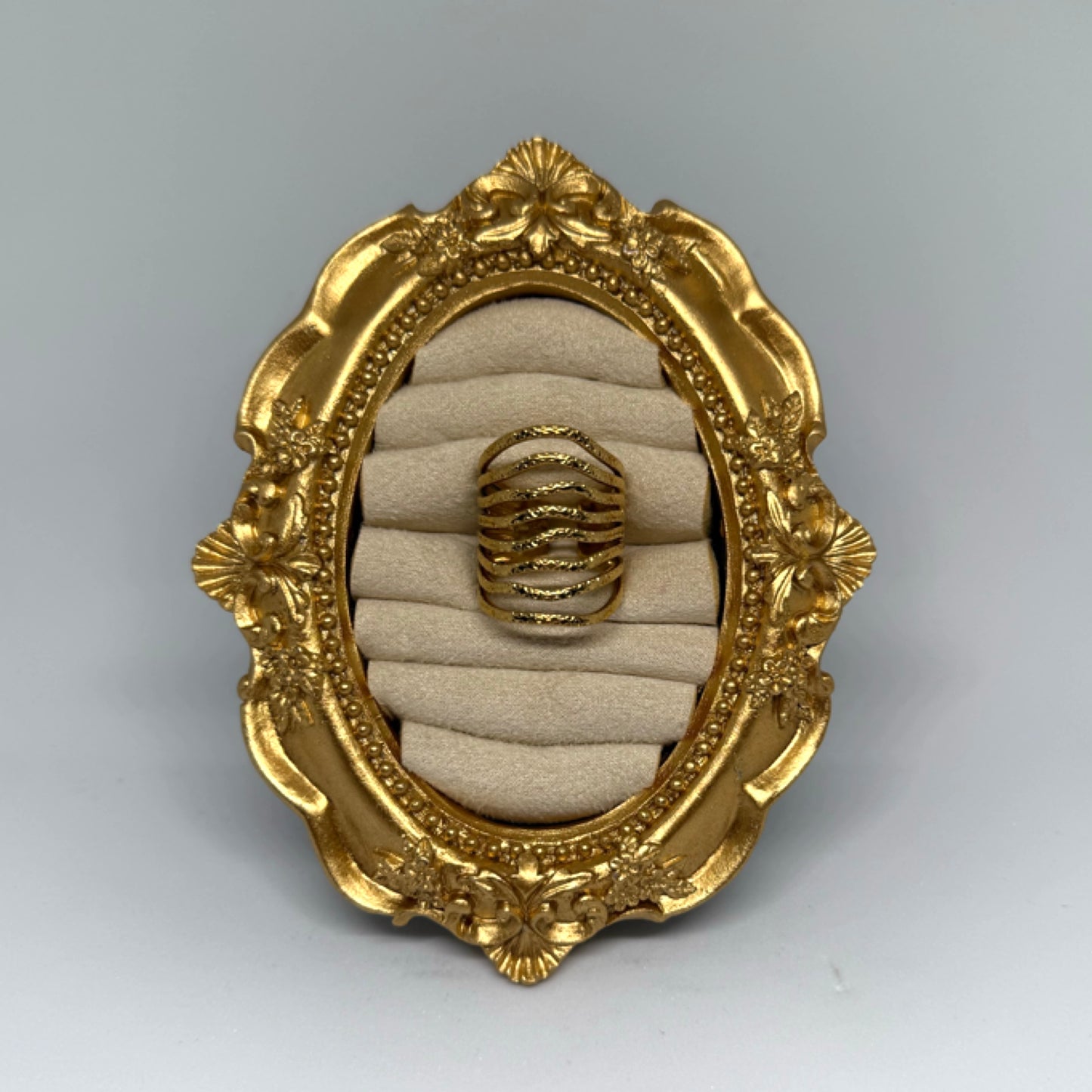 Hammered slinky ring gold
