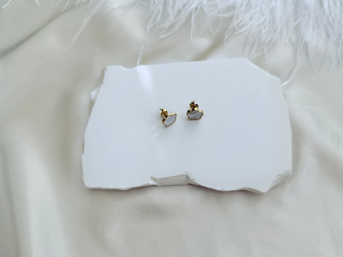Clover earrings white