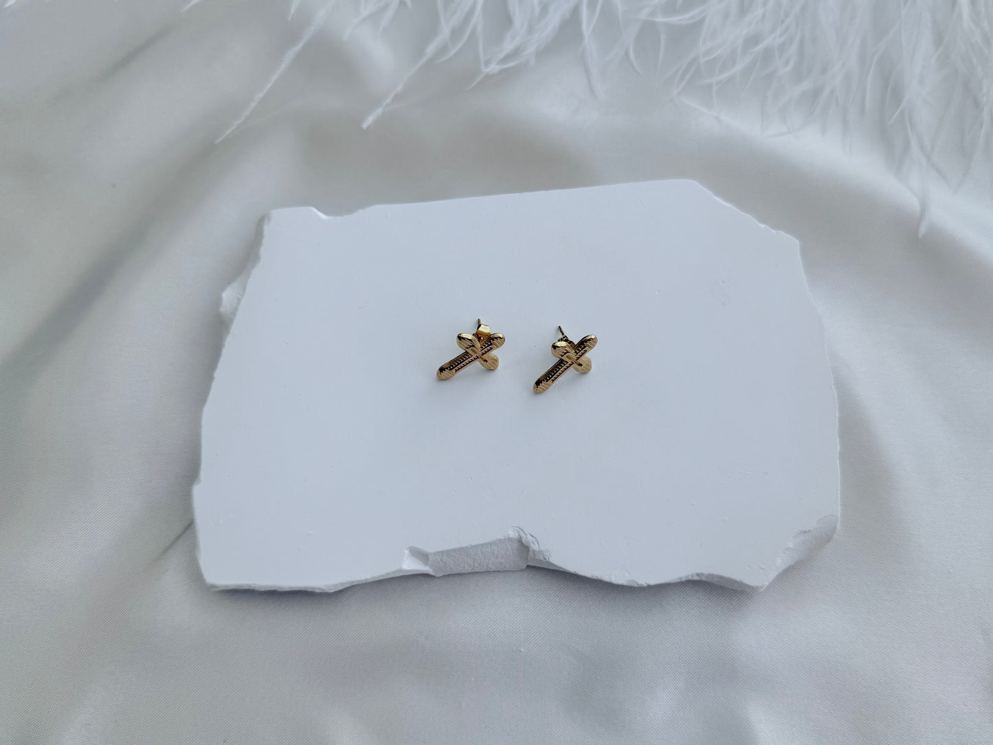 Crosses stud