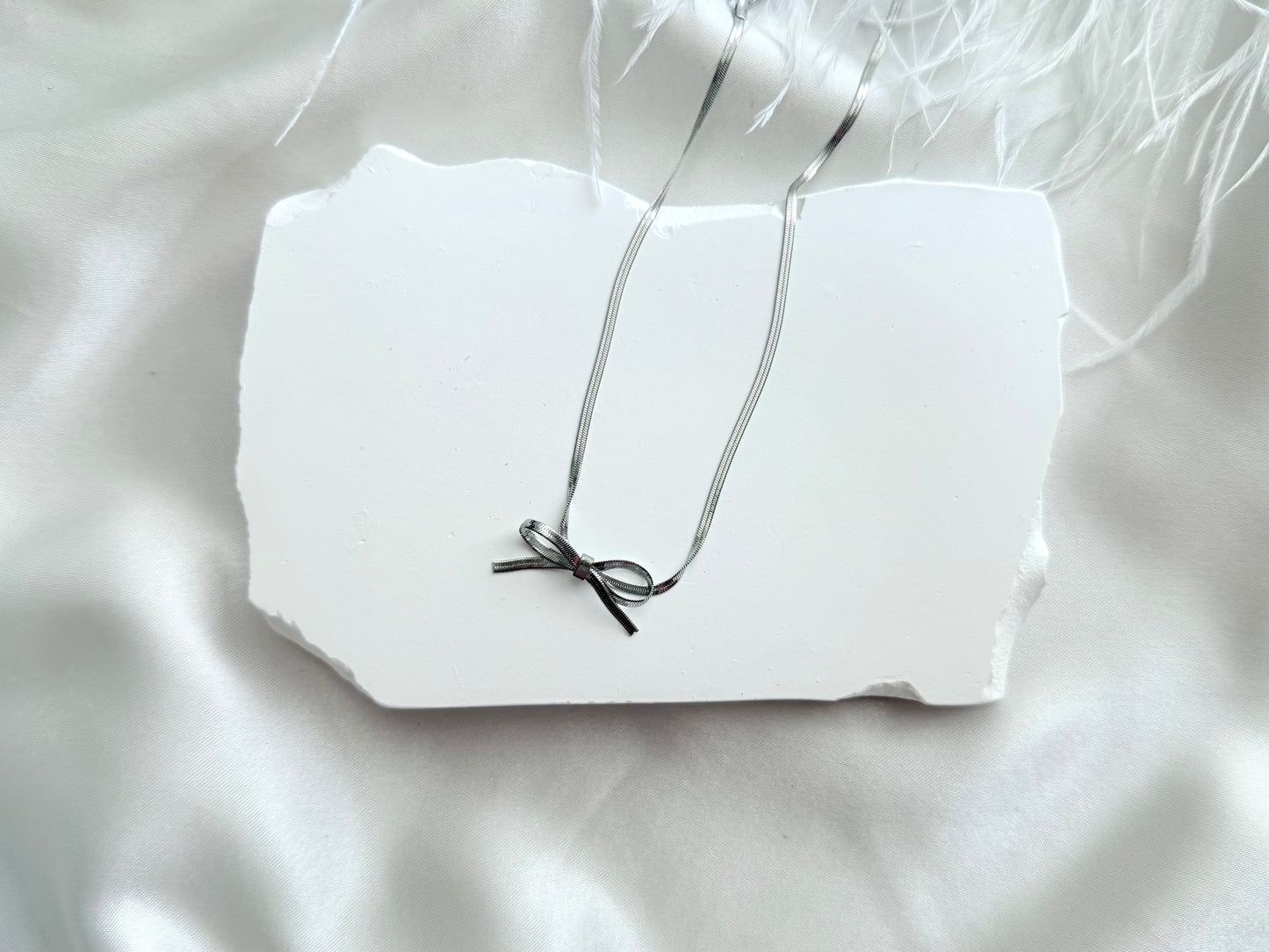 Bow snake necklace