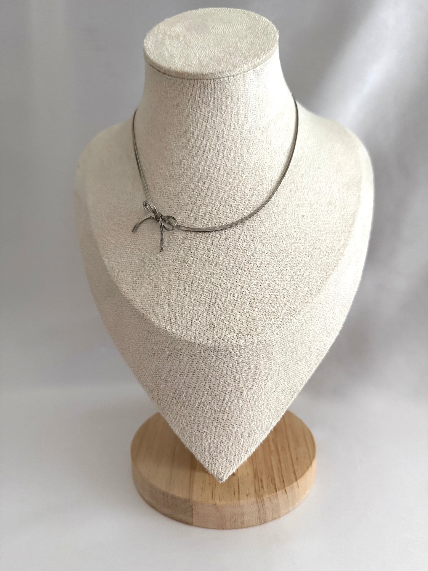Bow snake necklace