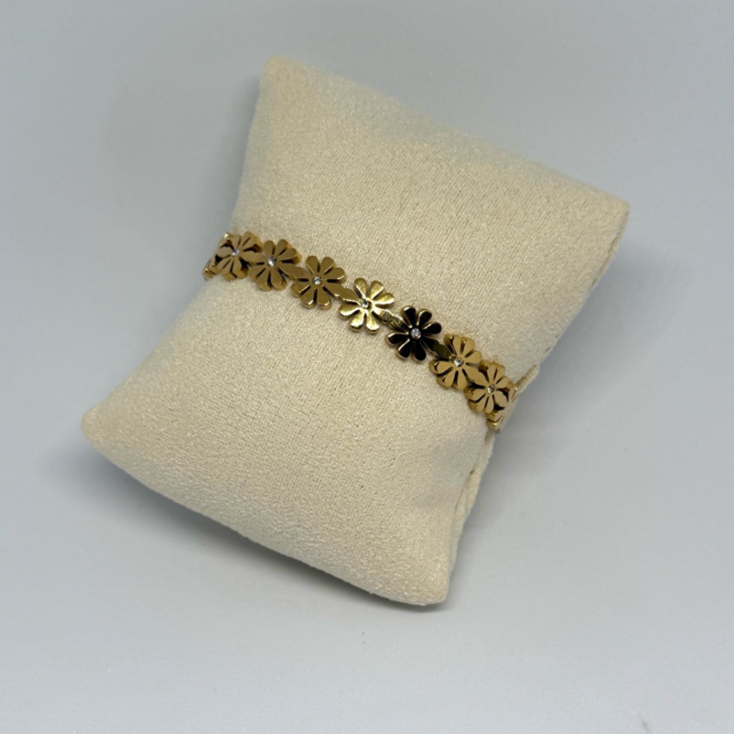 Daisy gold bangle