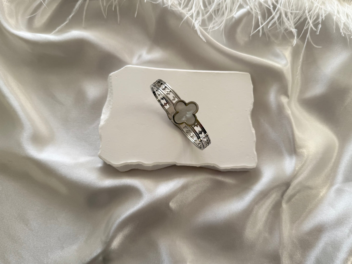 Clover clamshell white Bangle silver