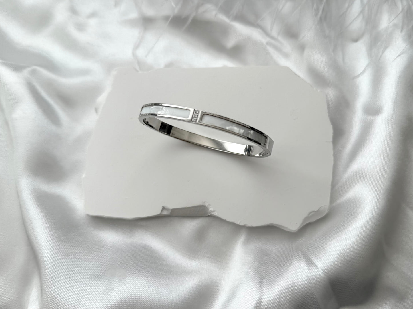 Clamshell bangle silver