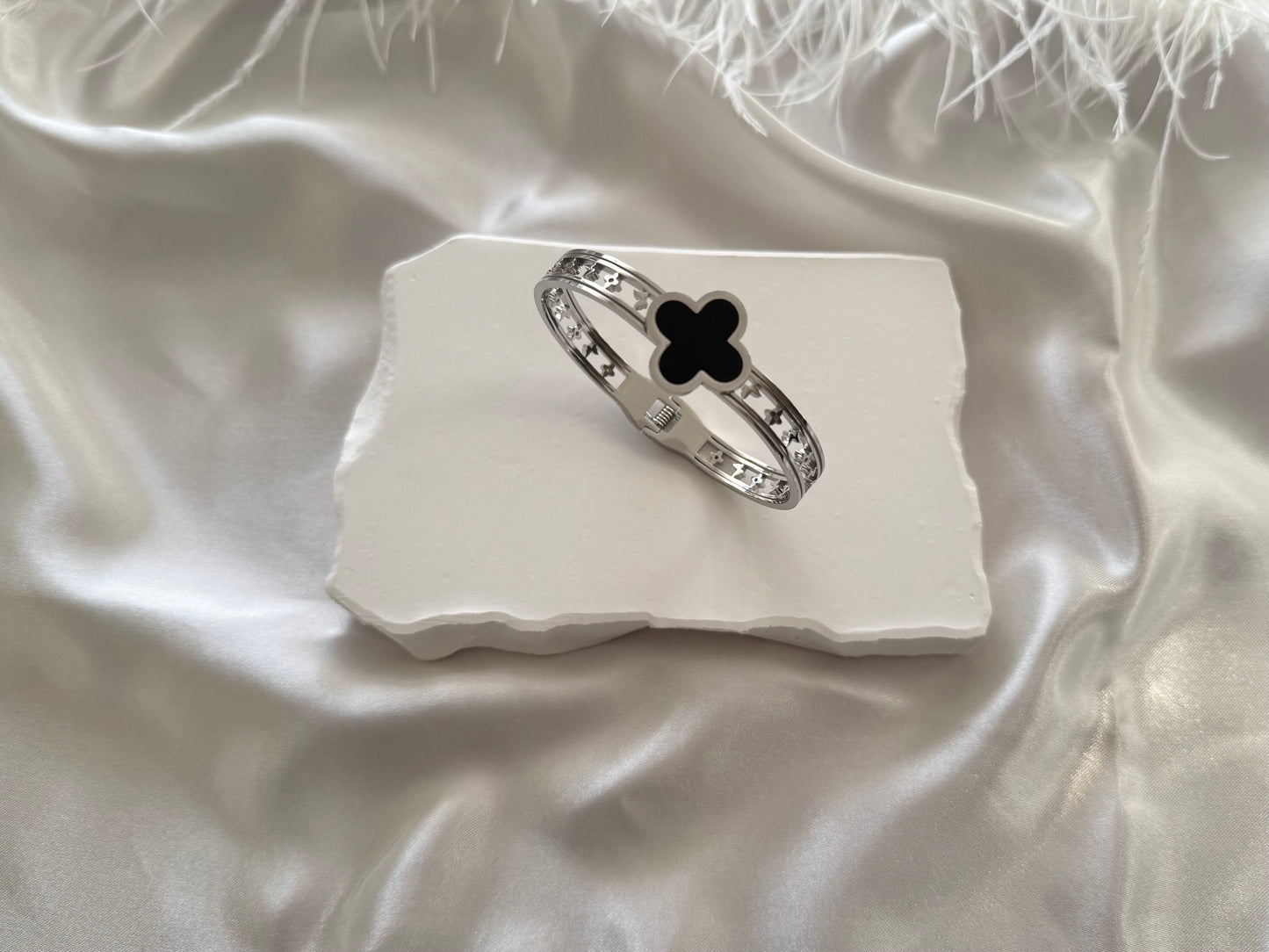 Clover Black Bangle silver