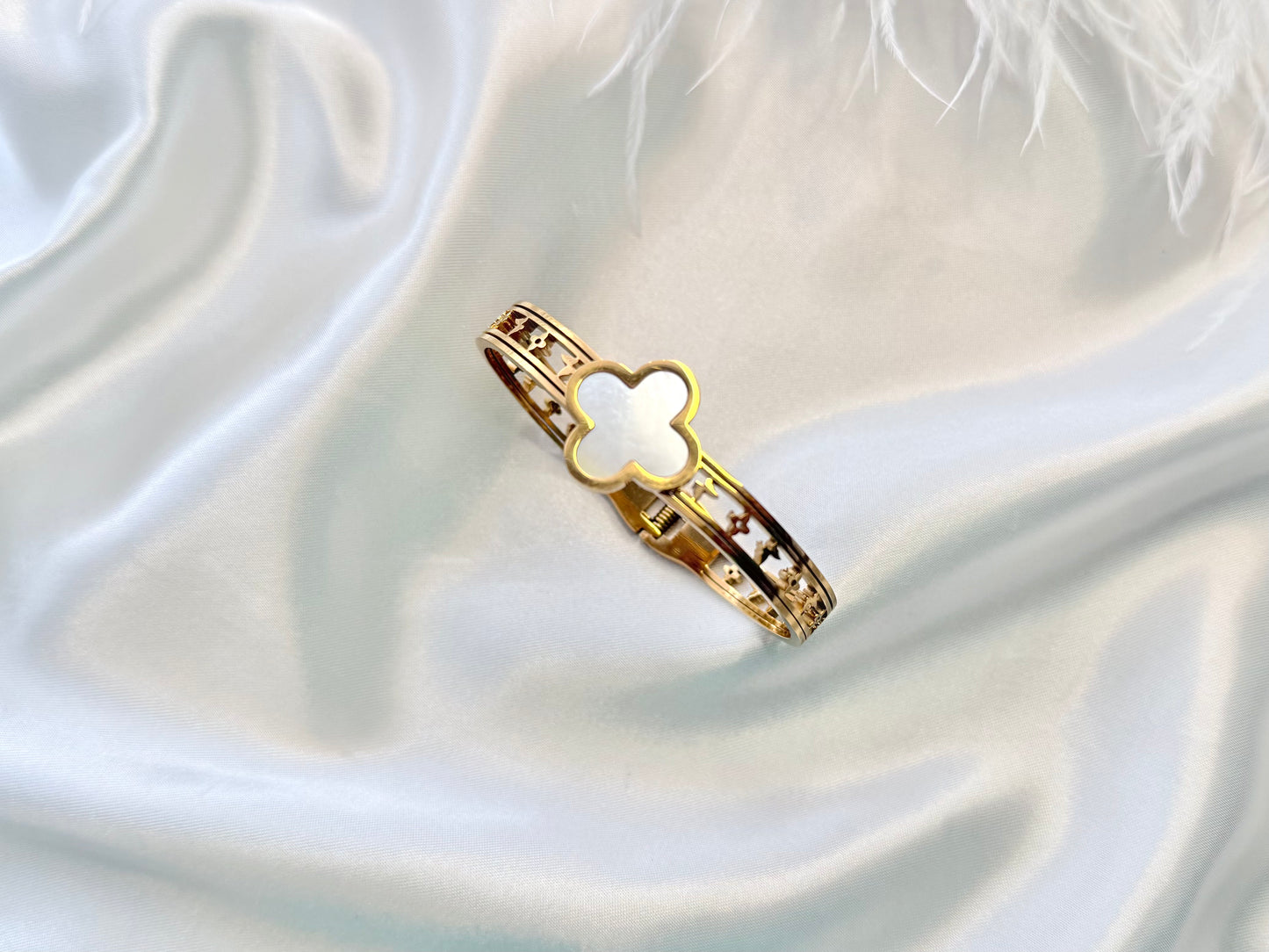 Clover clamshell white Bangle