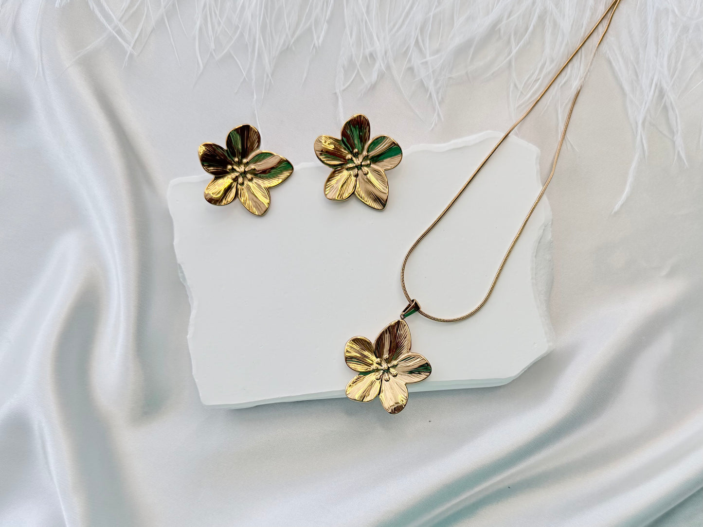 Hibiscus Earrings Gold
