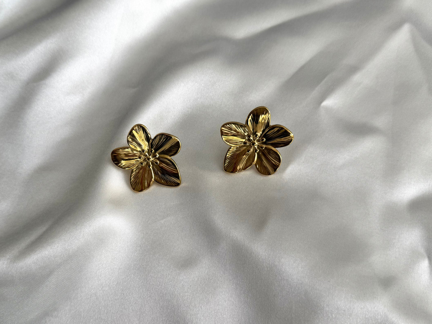 Hibiscus Earrings Gold