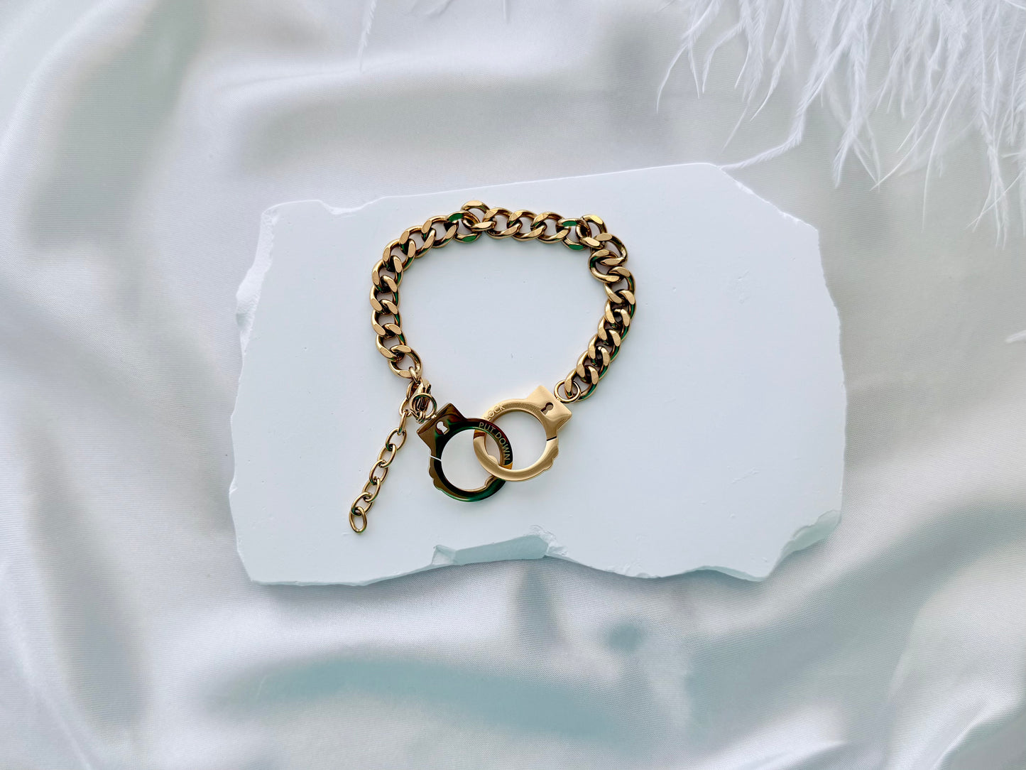 Handcuff bracelet-gold