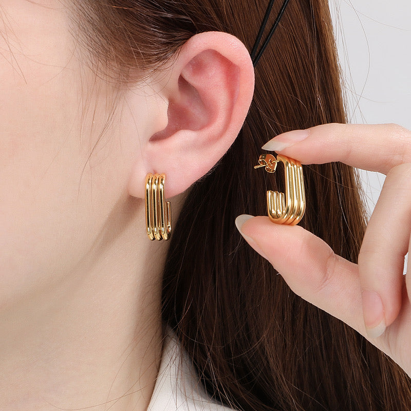 Ribbed u shaped earrings gold