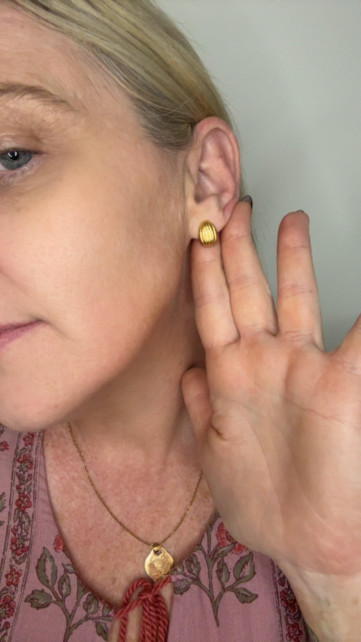 Dome shell earrings gold