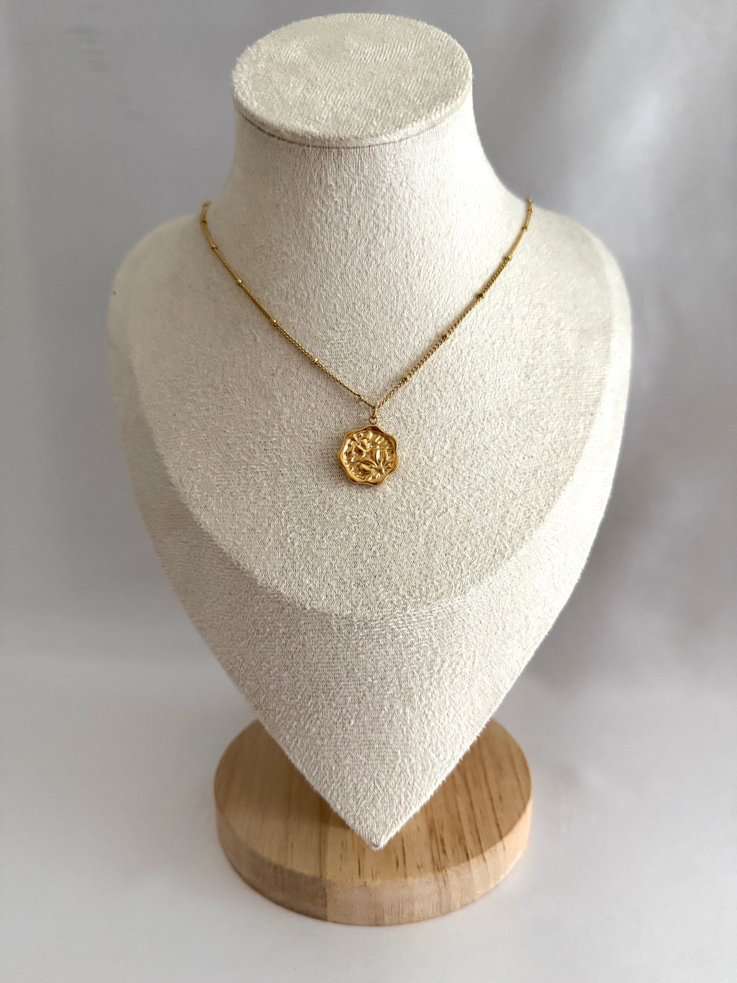 Flower pendant necklace