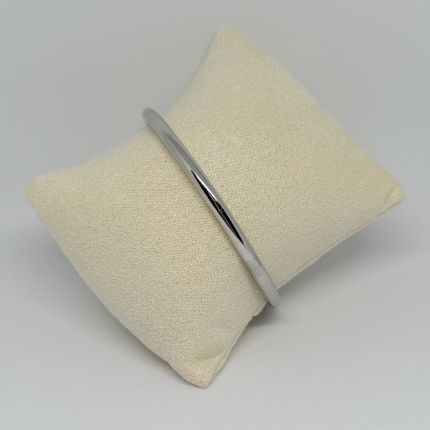 Simple solid bangle silver
