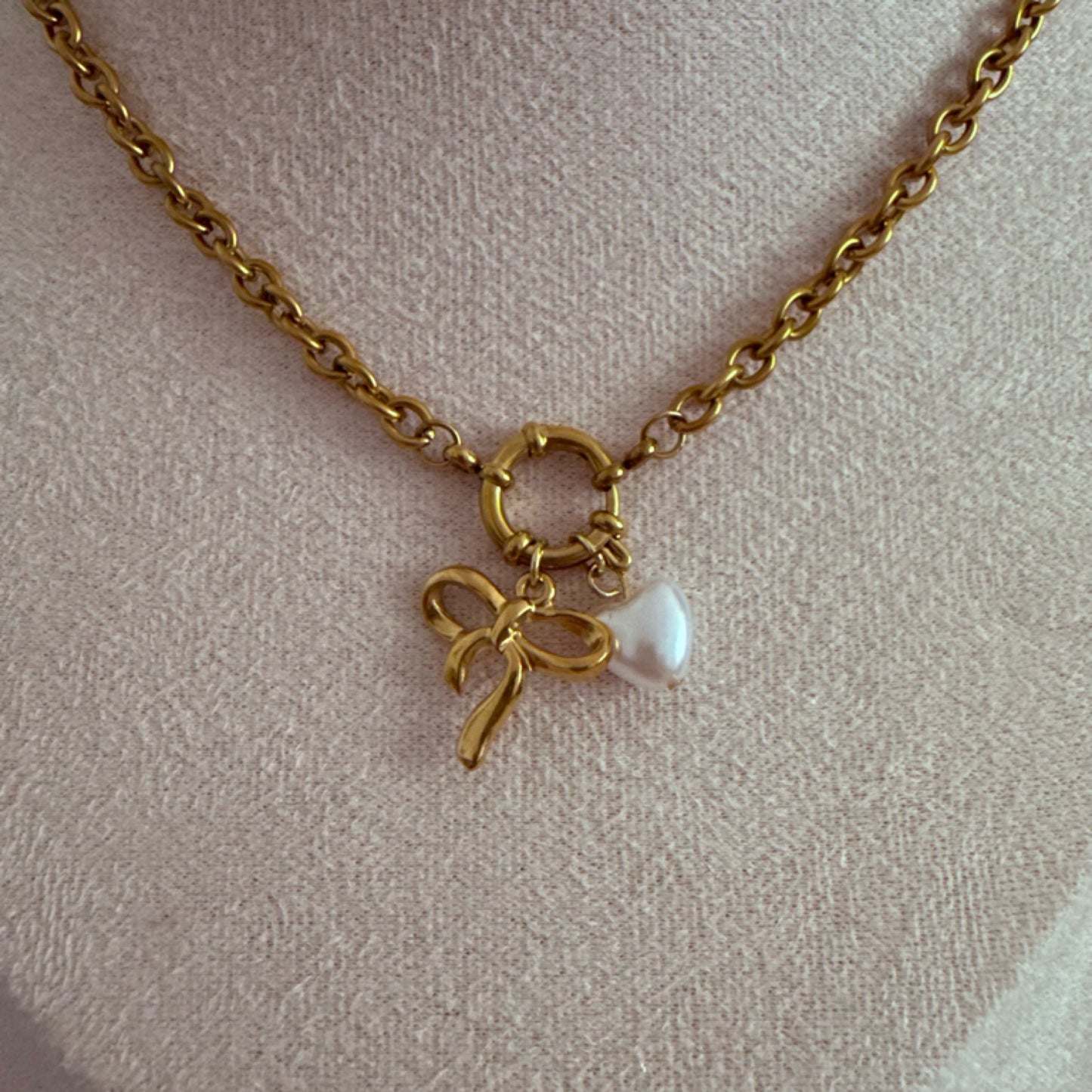 Bow charm necklace