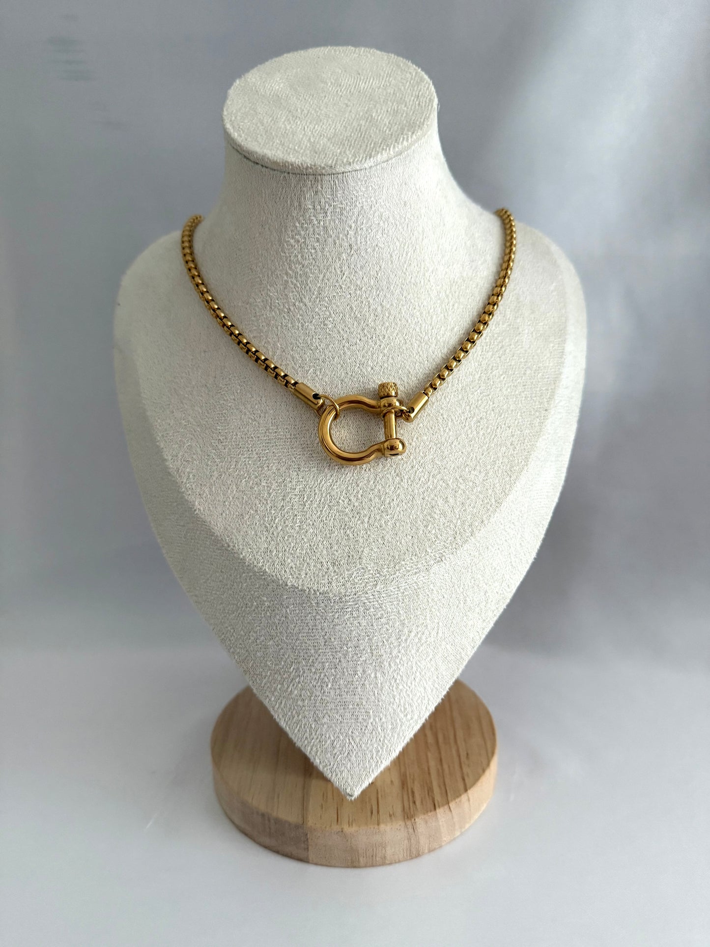 Horseshoe necklace gold