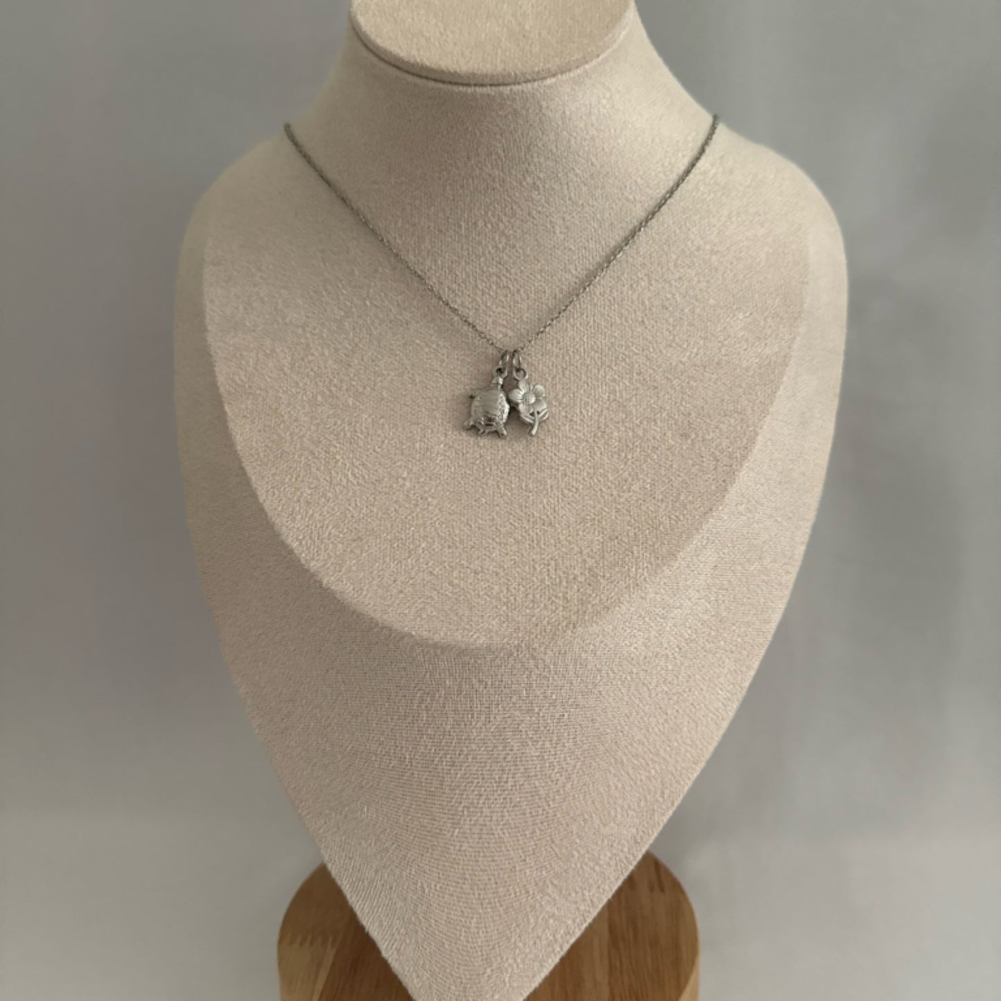 Flower charm necklace silver