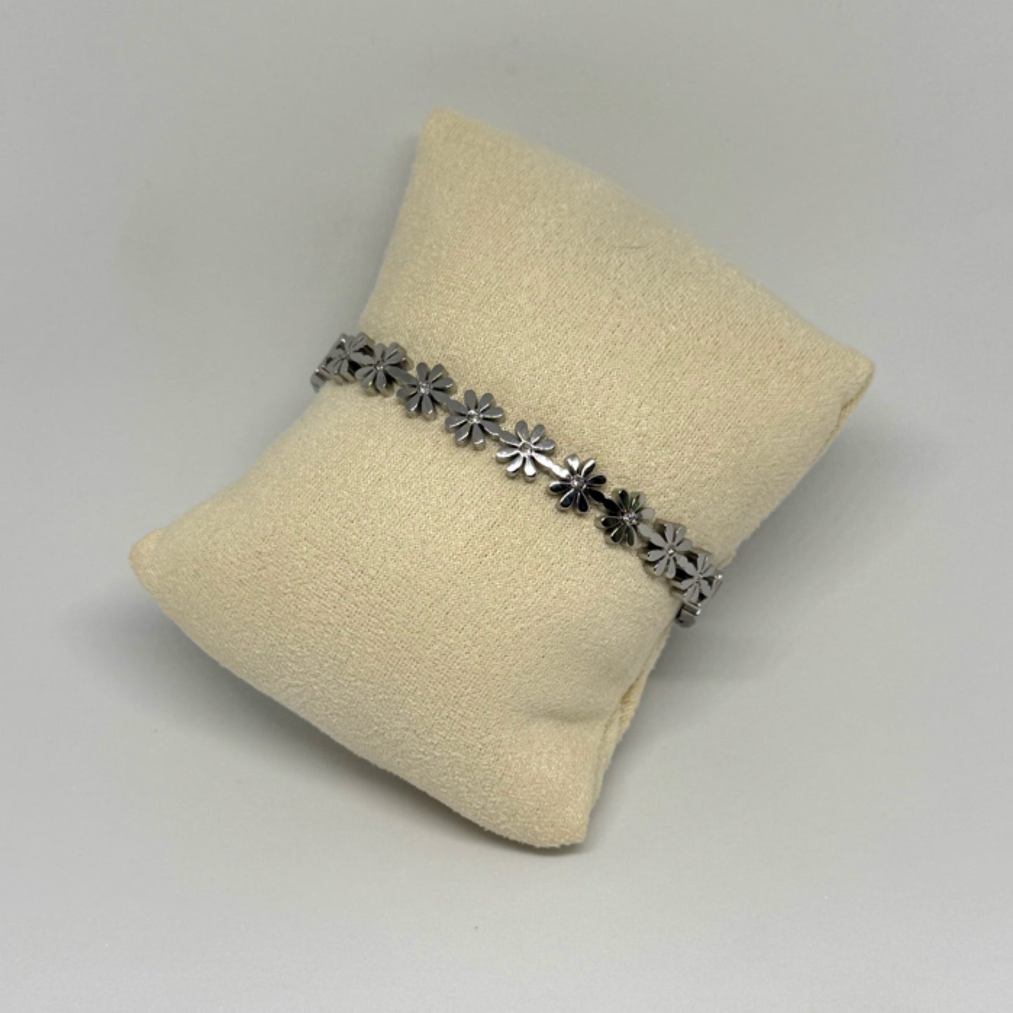 Daisy silver bangle