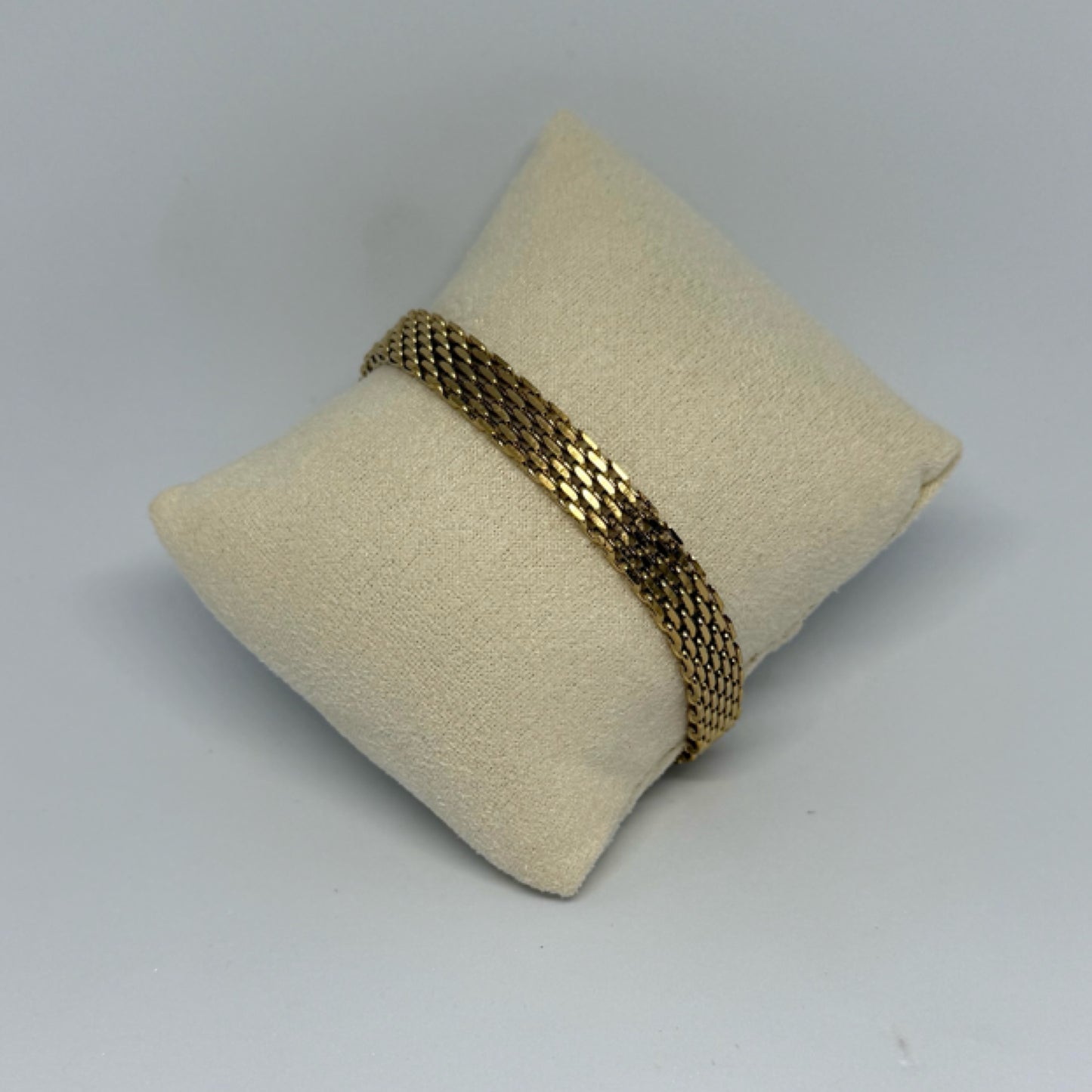 Flat woven bracelet gold