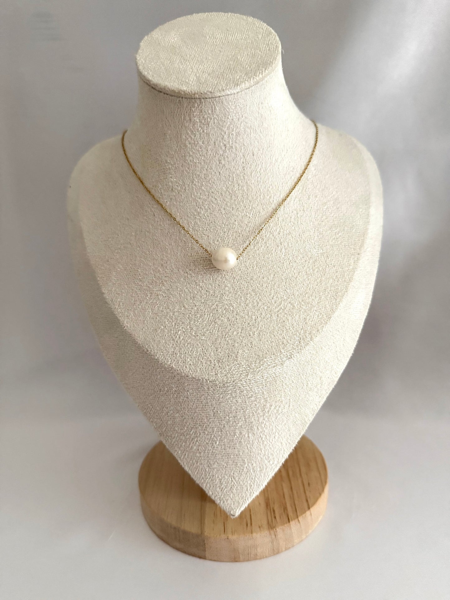 Single pearl necklace
