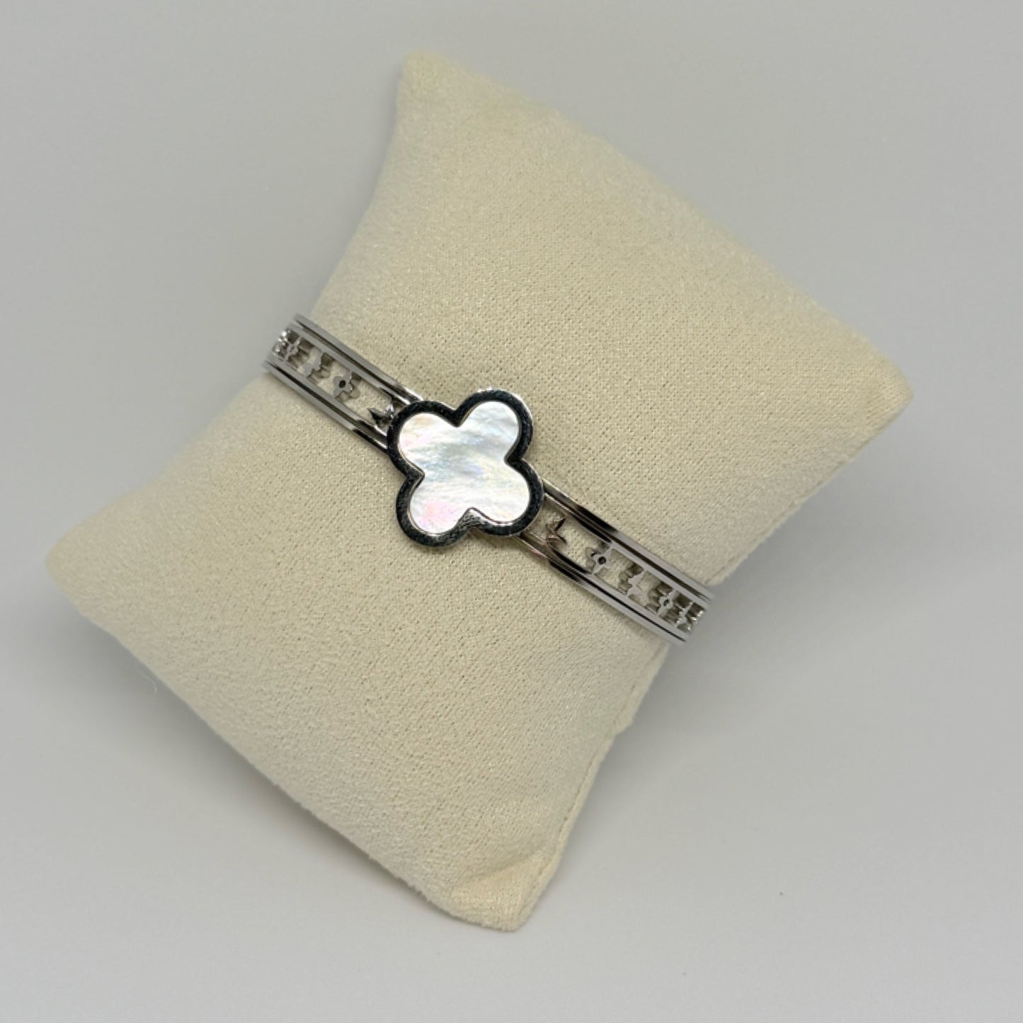 Clover clamshell bangle silver