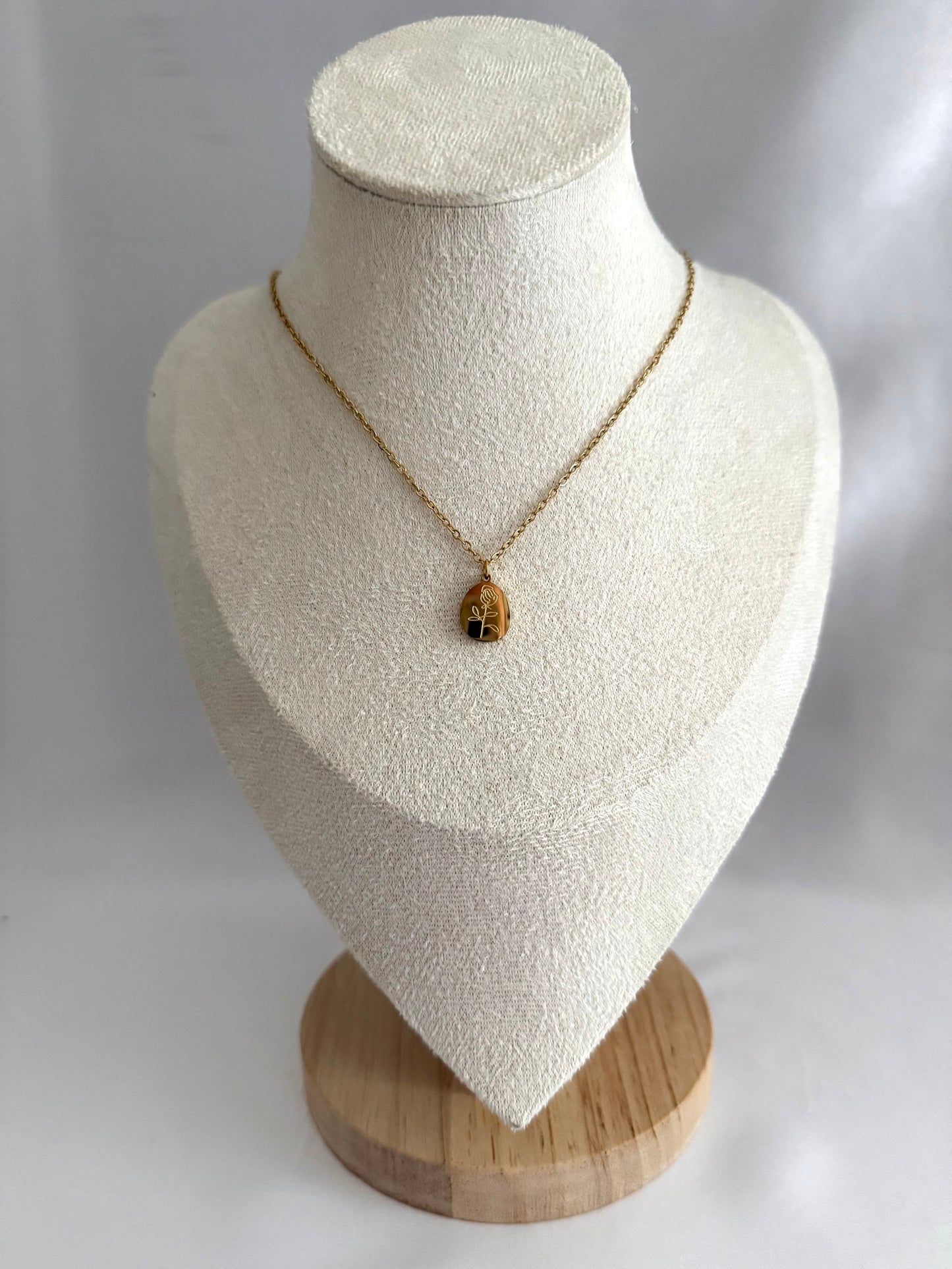 Rose pendant necklace gold