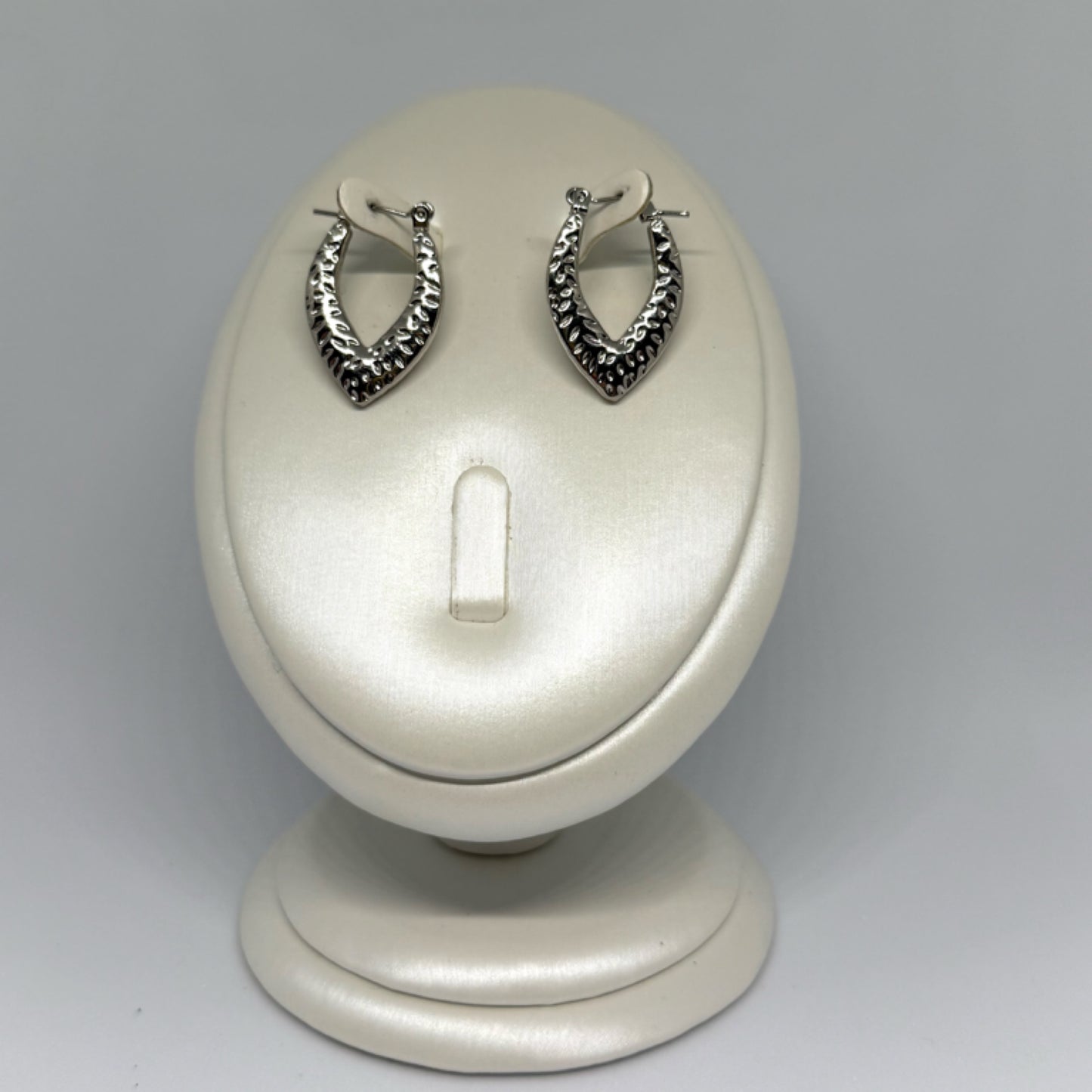 V hoop earrings silver