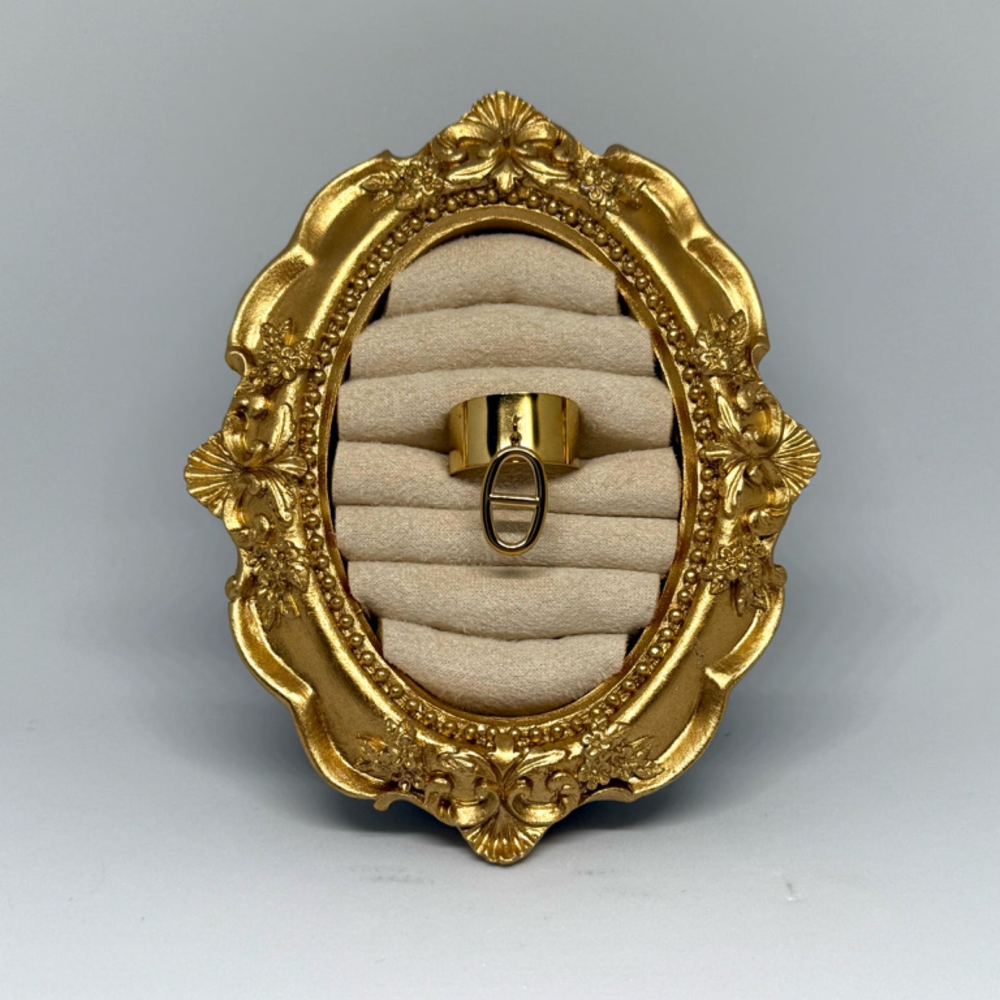 Oval charm ring gold
