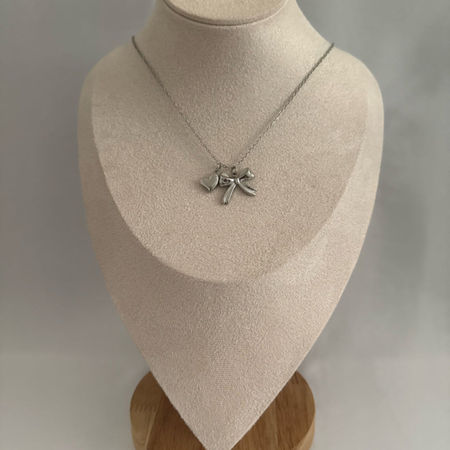 Bow charm necklace silver