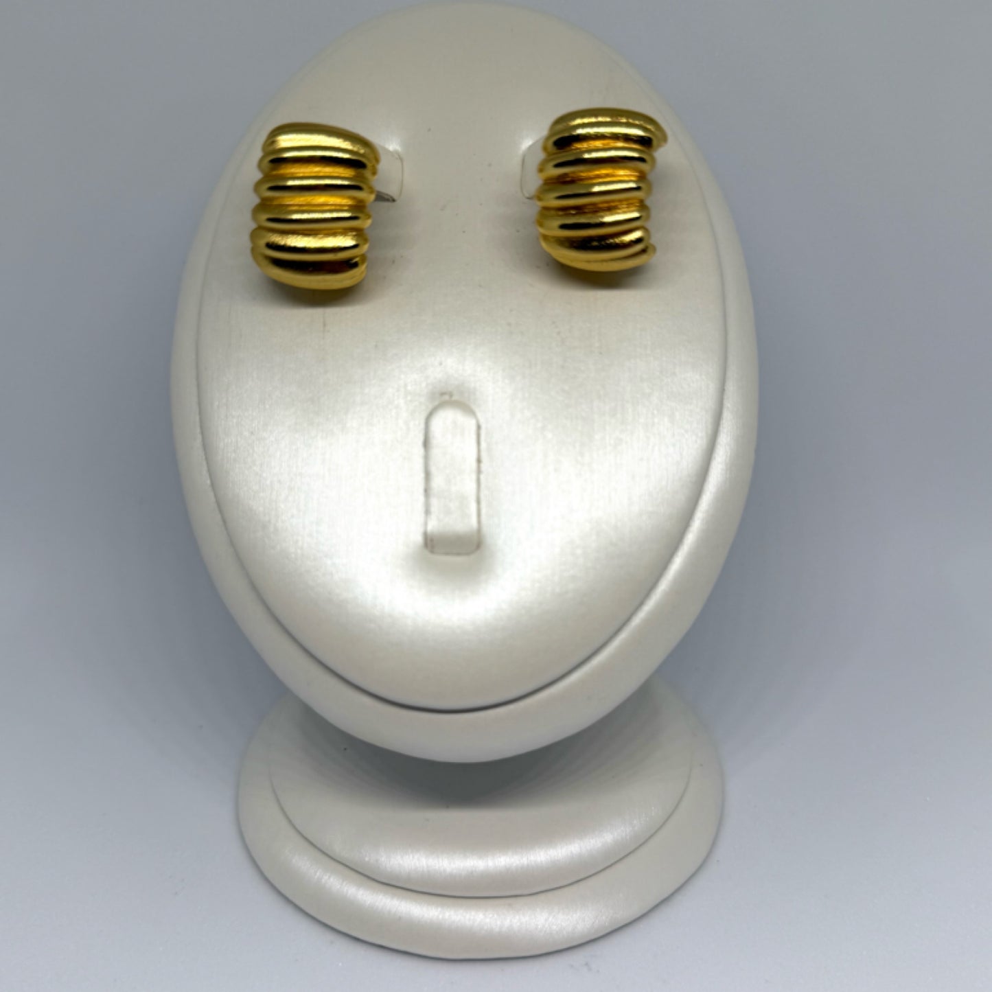 Ribbed stud earrings