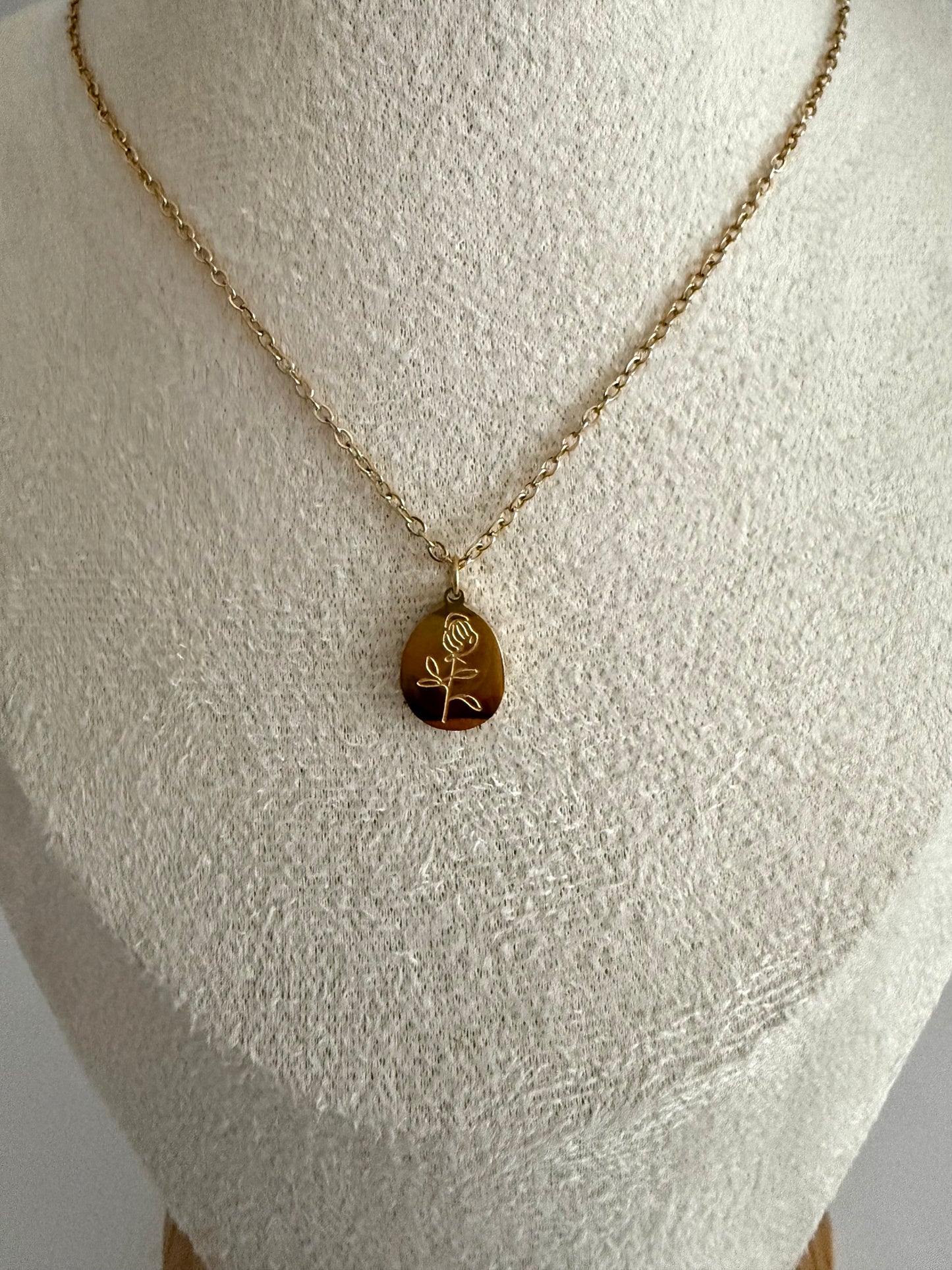Rose pendant necklace gold