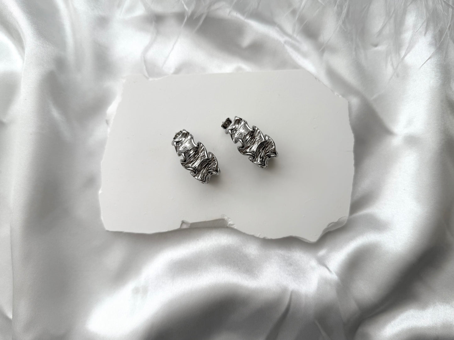 Ruffle stud earrings Silver