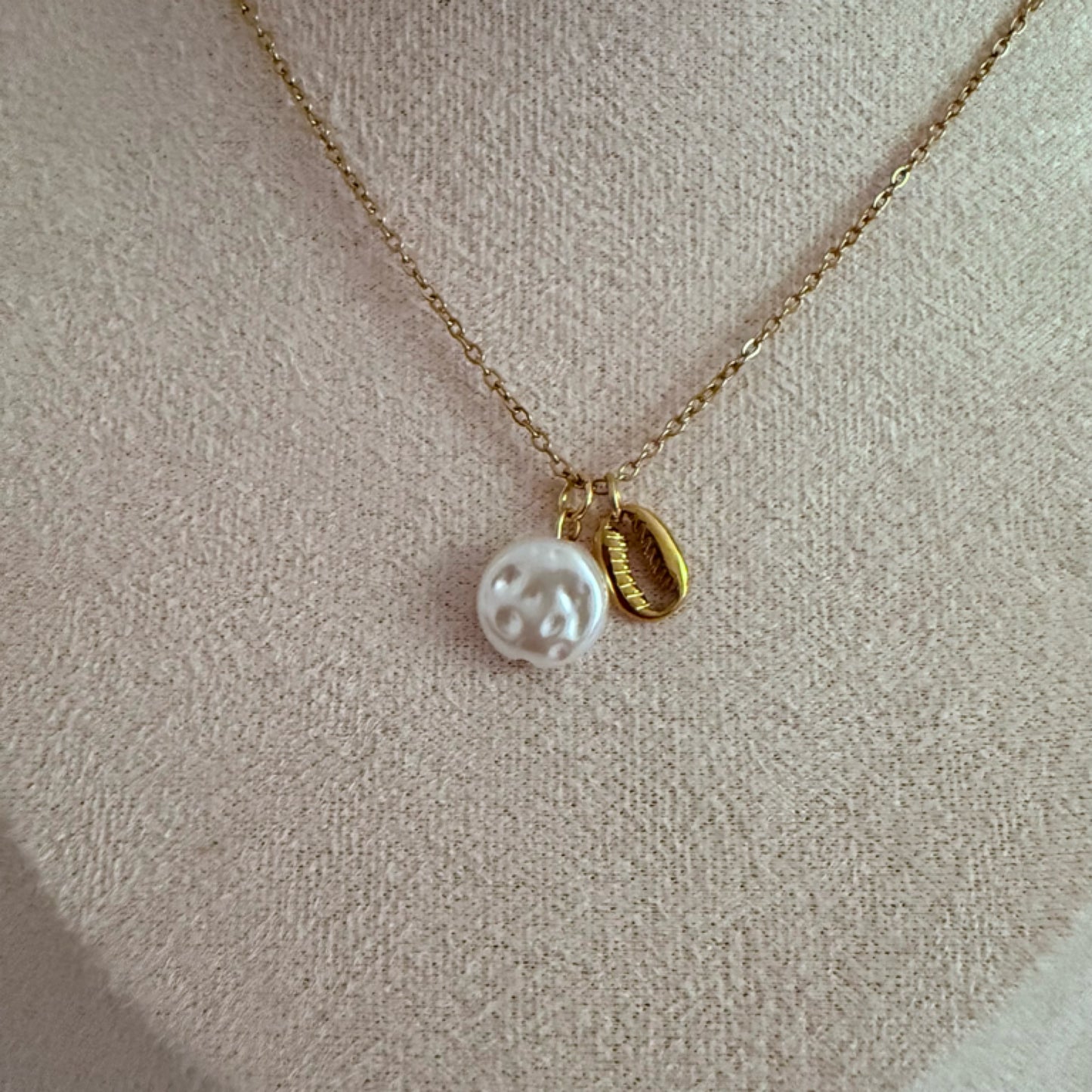 Round pearl charm necklace