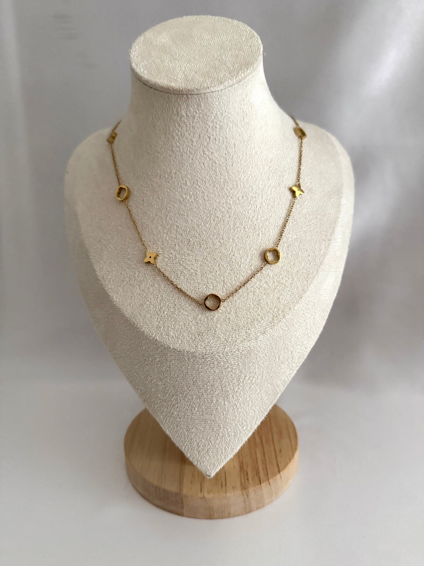 Cutout clover necklace