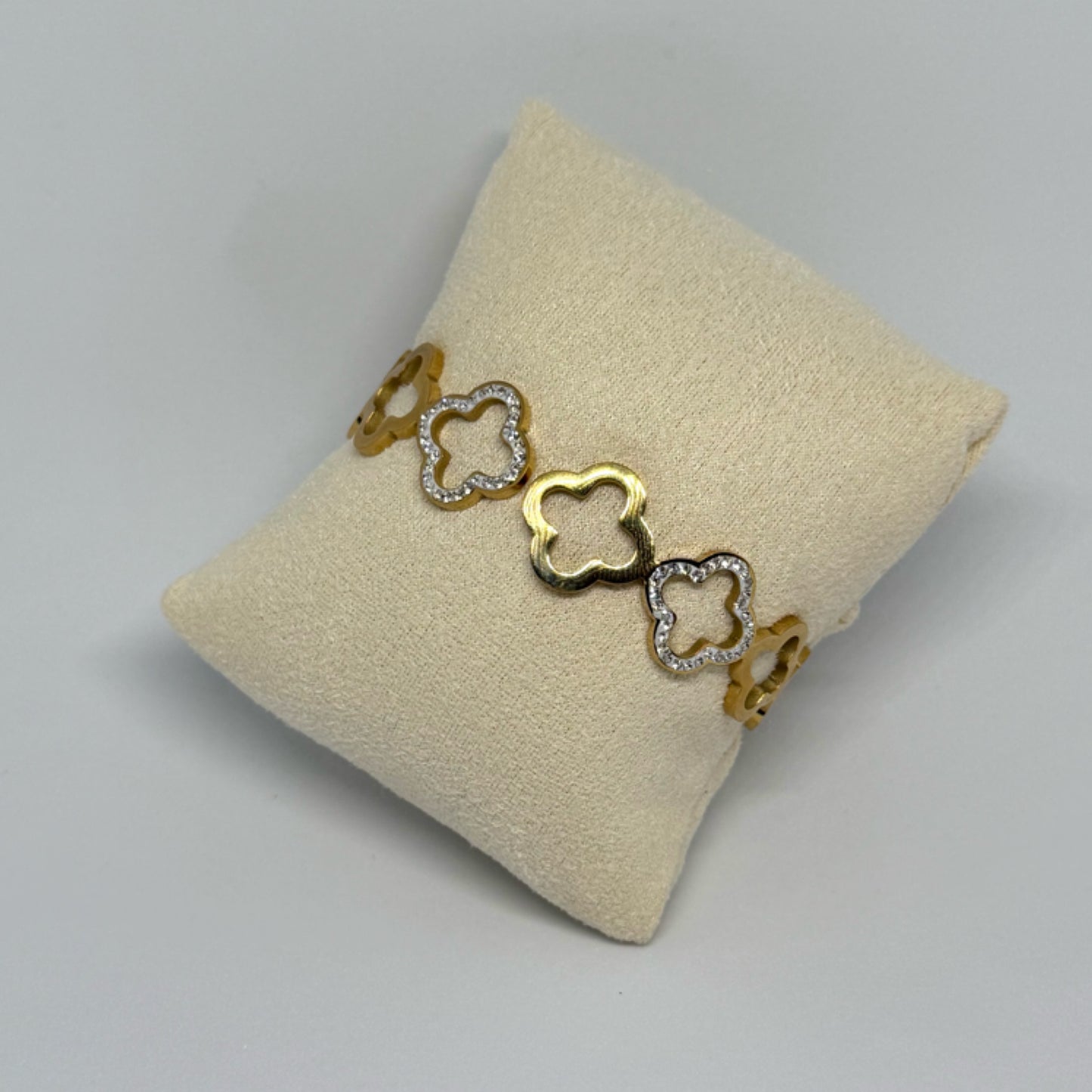 Cutout clover bangle gold