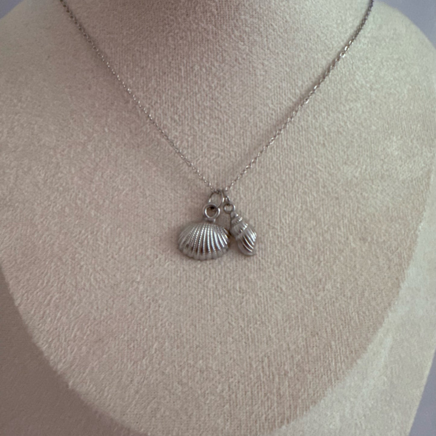Seashell charm necklace silver