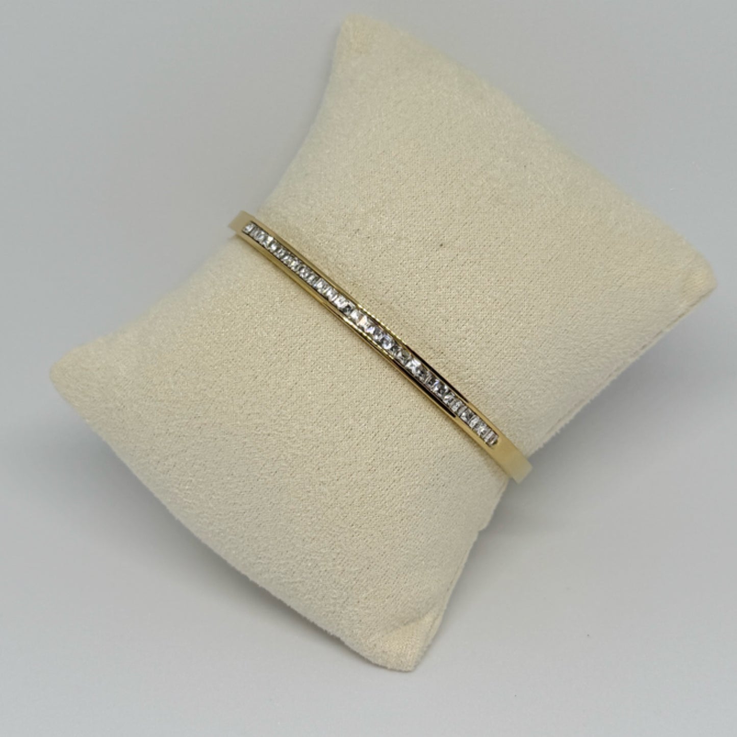 Thin diamond bangle gold