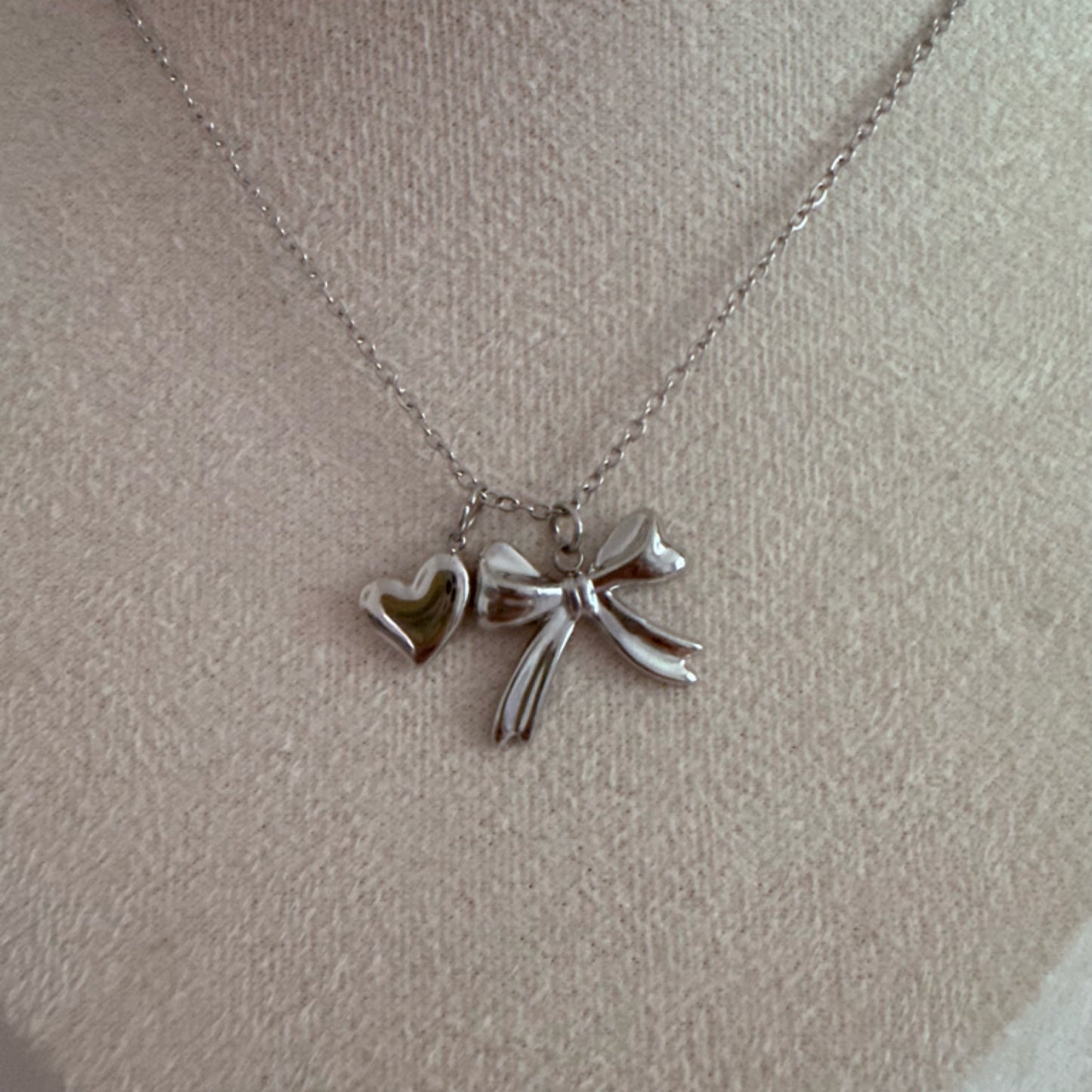Bow charm necklace silver