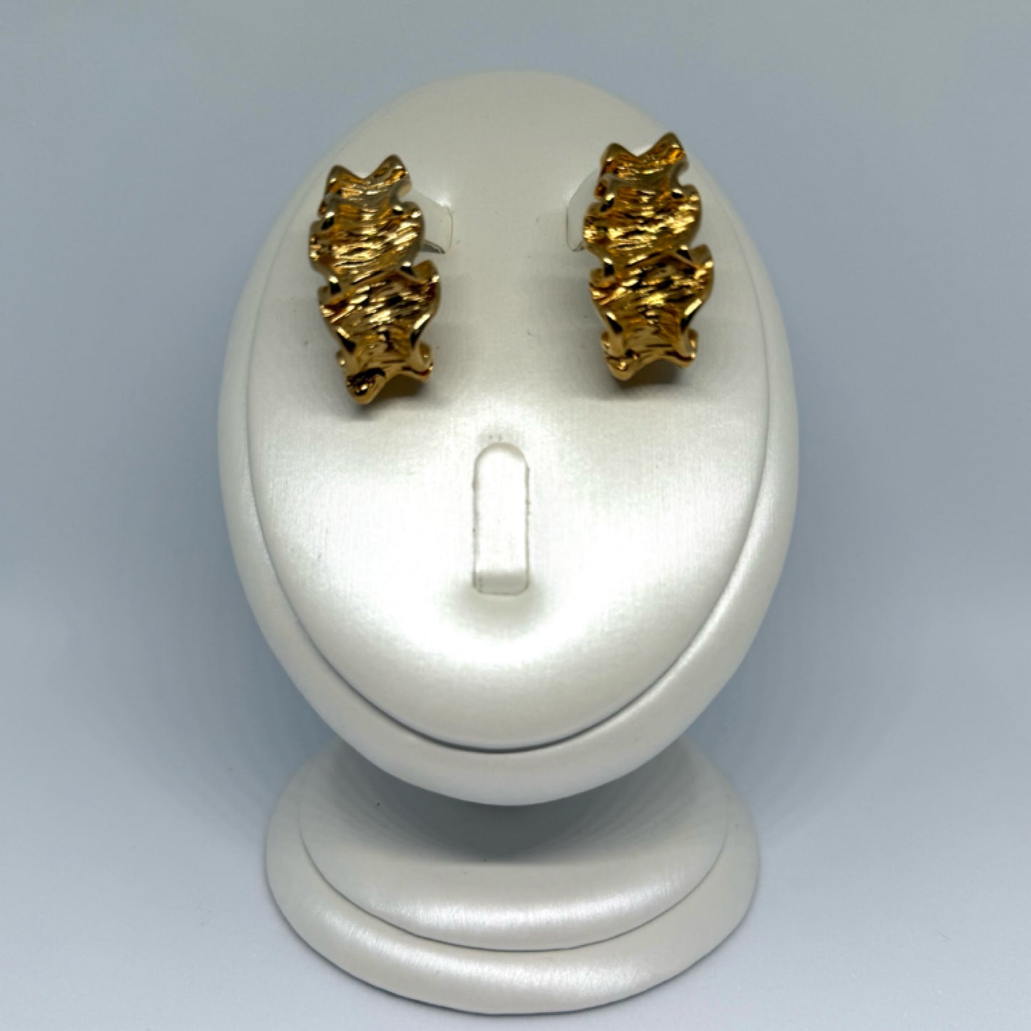 Ruffle stud earrings gold