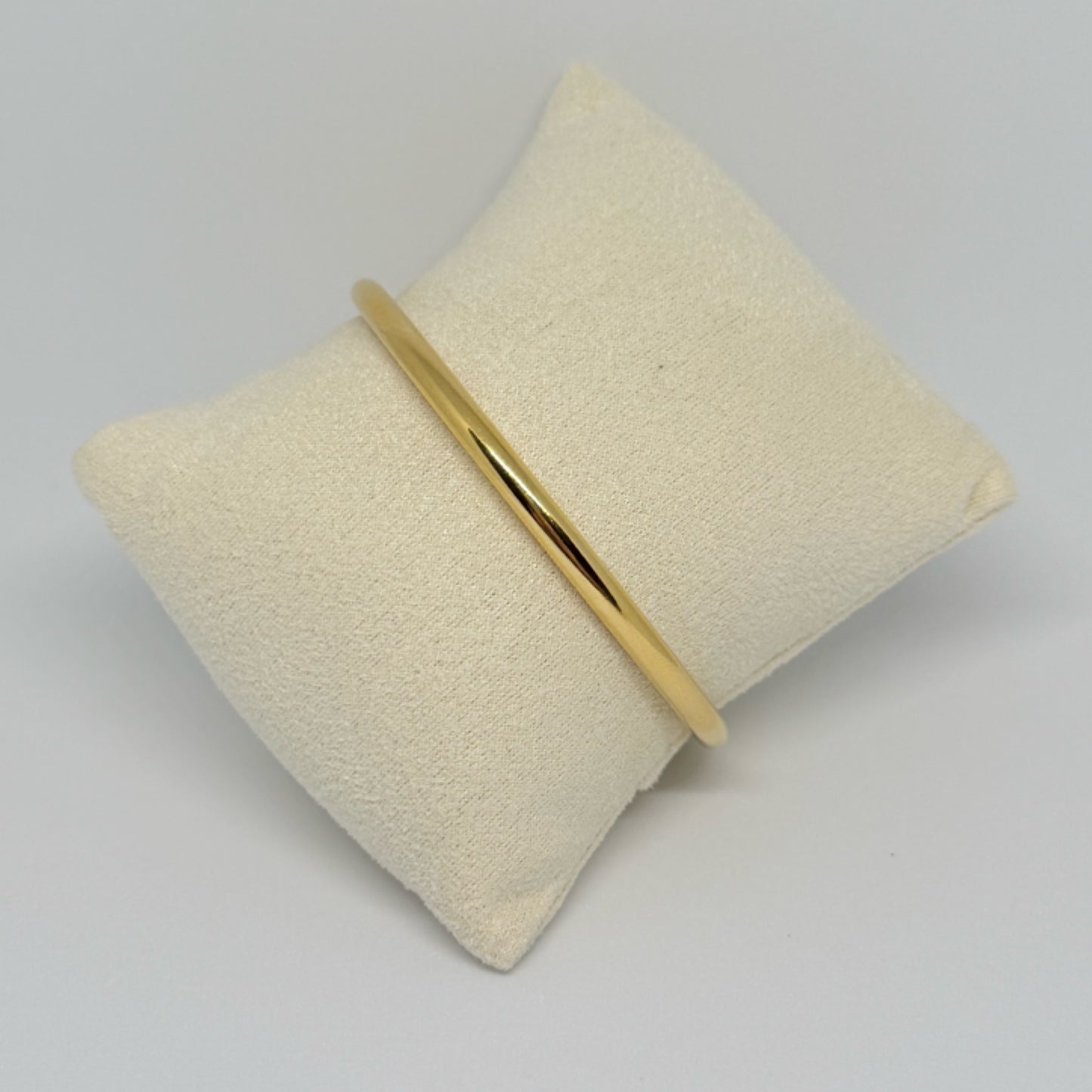 Simple solid bangle gold