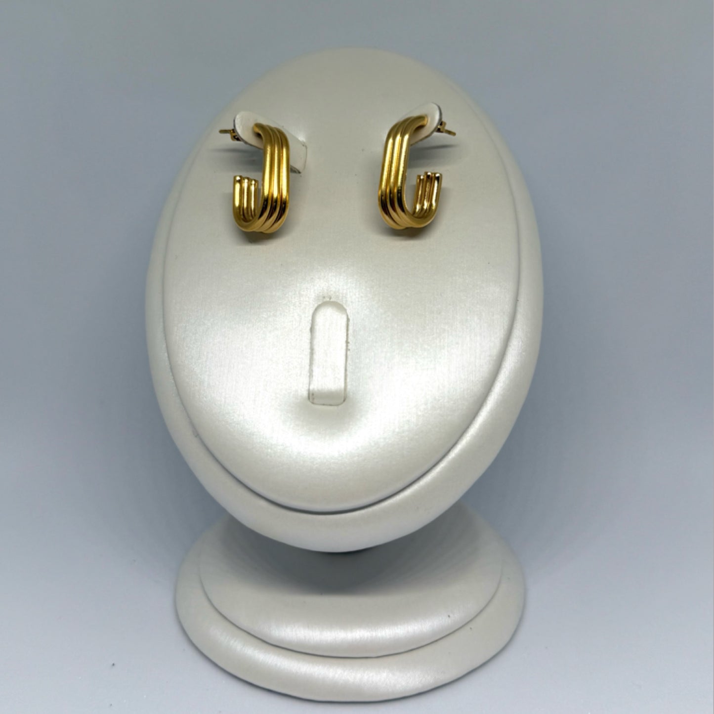 Ribbed u shaped earrings gold